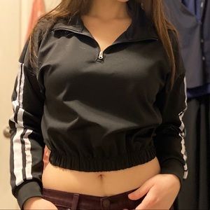 💕 2/$25 Cropped black jacket with stripes